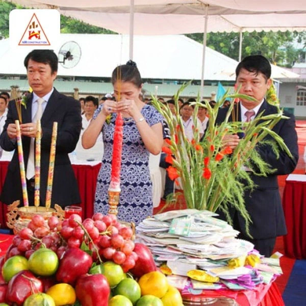 Thực hiện nghi thức làm phép đất xây nhà