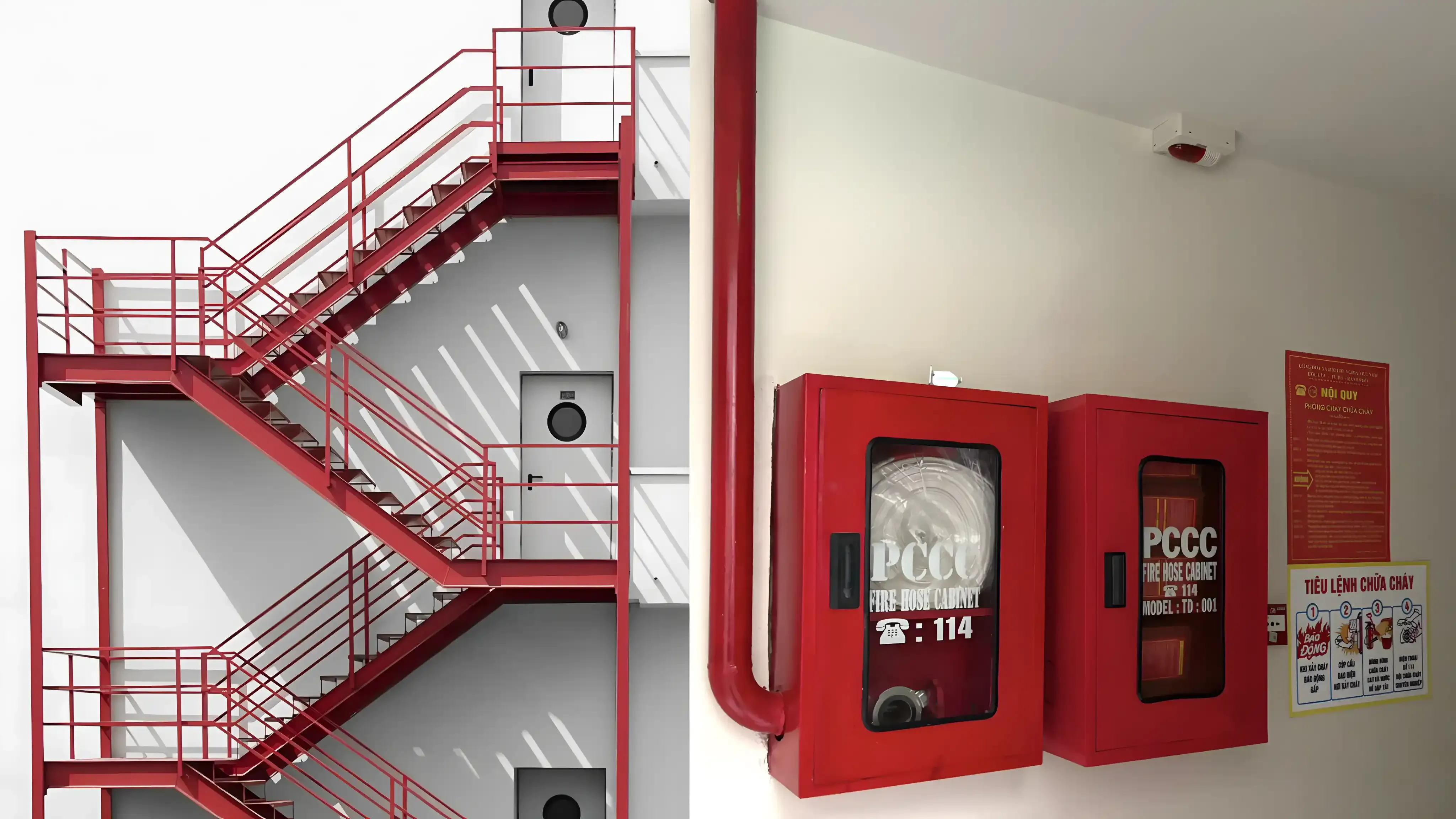 Thang thoát hiểm nhà trọ đúng quy định PCCC 2026