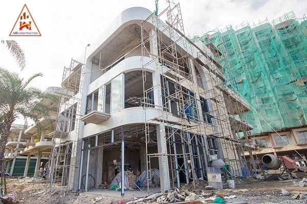 cạnh tranh trong ngành xây dựng tại khu vực cũng ảnh hưởng đến giá nhân công