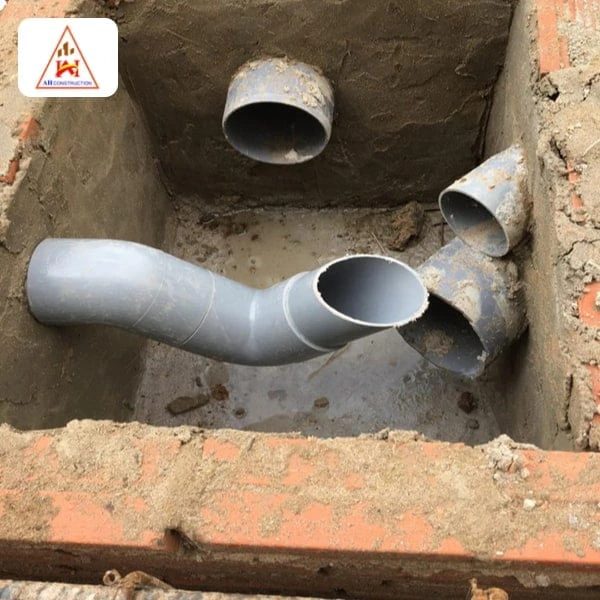 tại sao nhà vệ sinh mới xây có mùi hôi