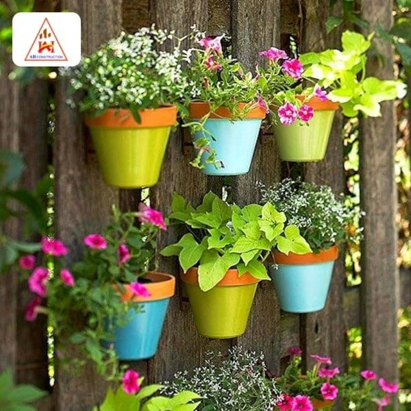 Thiết kế bồn hoa treo tường trước nhà