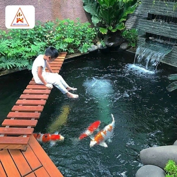Lợi ích của việc xây hồ cá trước nhà